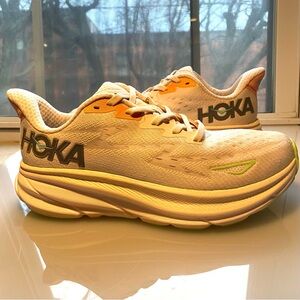 HOKA Clifton 9 Women’s Running Shoe size 7 - style 1127896 VLS